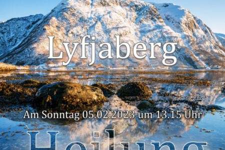 Schneebedeckter Berg im Sonnenschein Text im Bild: Lyfjaberg Herlung am Sonntag, 5. Februar zwischen 13:15 und 14:15 Uhr