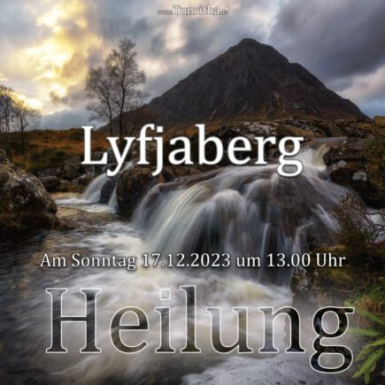 Lyfjaberg Heilung - Ein hoher Berg mit Sonne im Hintergrund. Vorne ein Wasserfall.