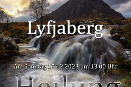 Lyfjaberg Heilung - Ein hoher Berg mit Sonne im Hintergrund. Vorne ein Wasserfall.